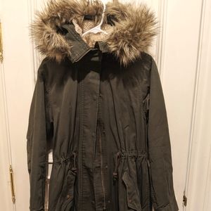Uniqlo Hooded Utility Jacket with Faux Fur in Green. Size Small